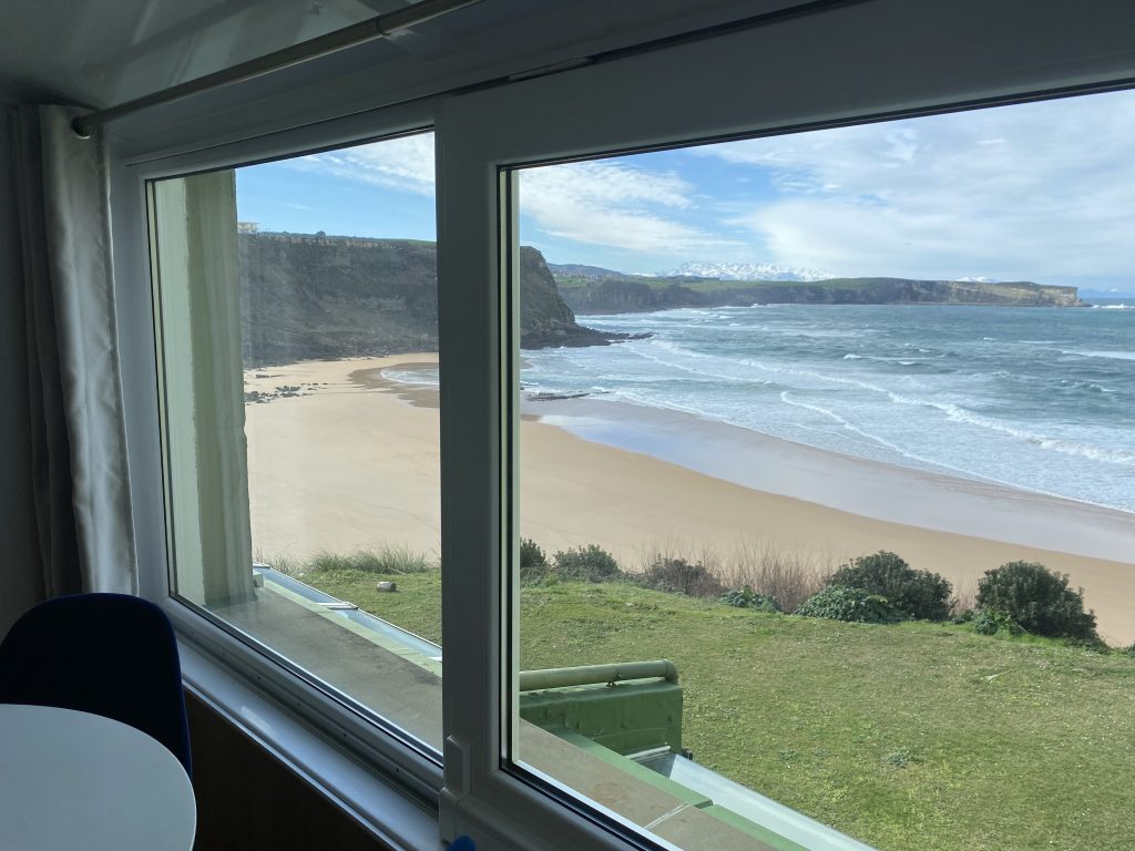 Vistas a la playa y los acantilados desde la ventana del salón