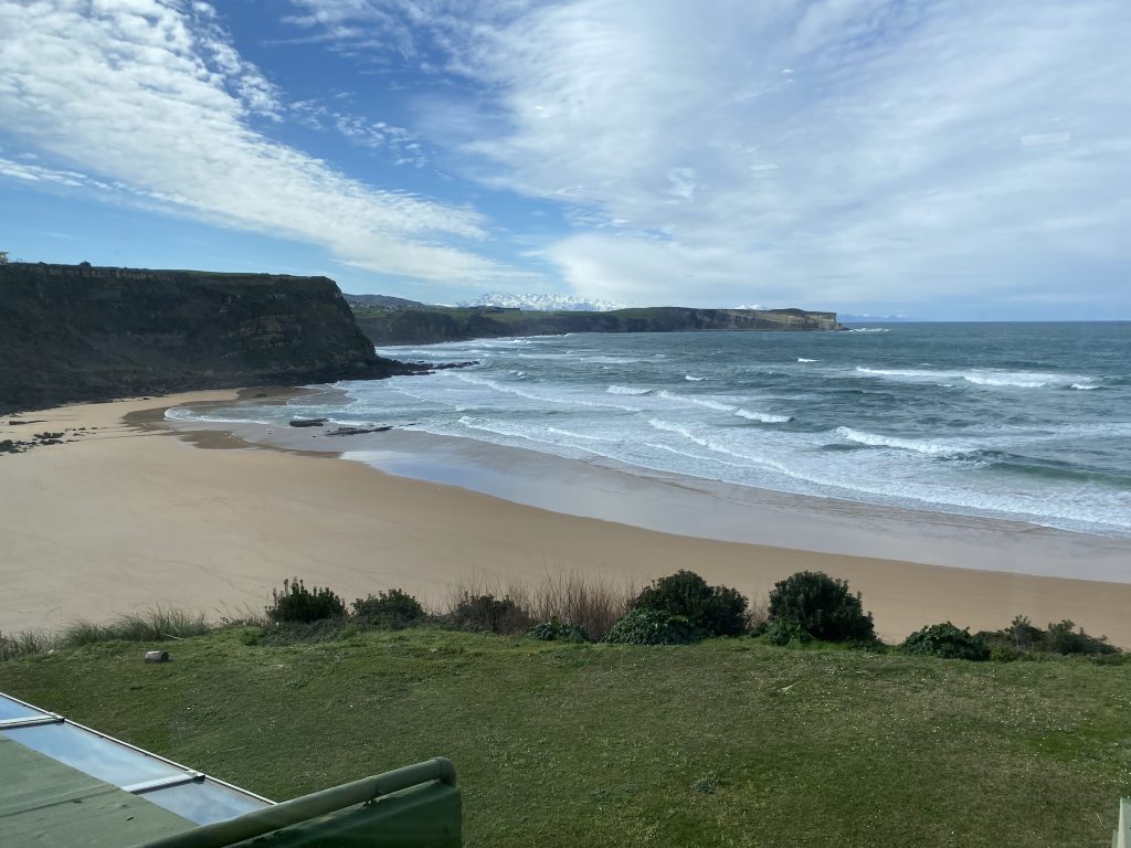 Vistas panorámicas a la playa, el mar y los acantilados